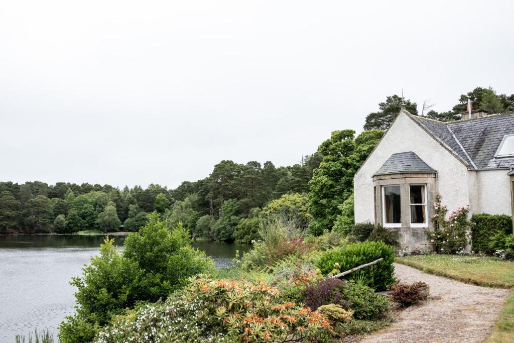 Loch Na Bo House, Country Home on the water