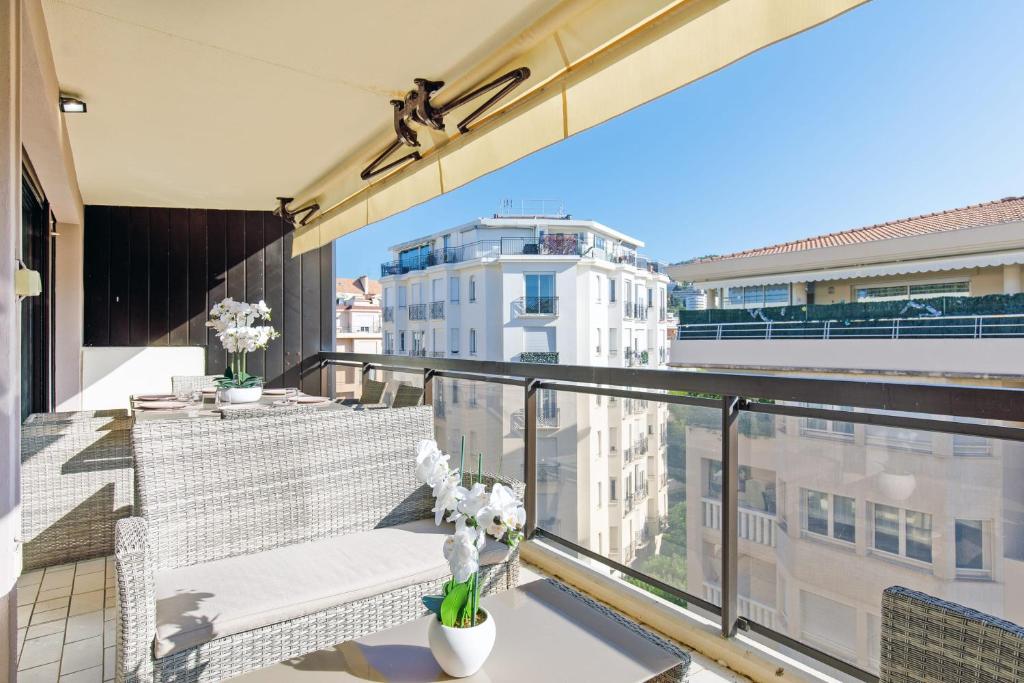 Carlton area XXL luxe 1 bed with large terrace - 3