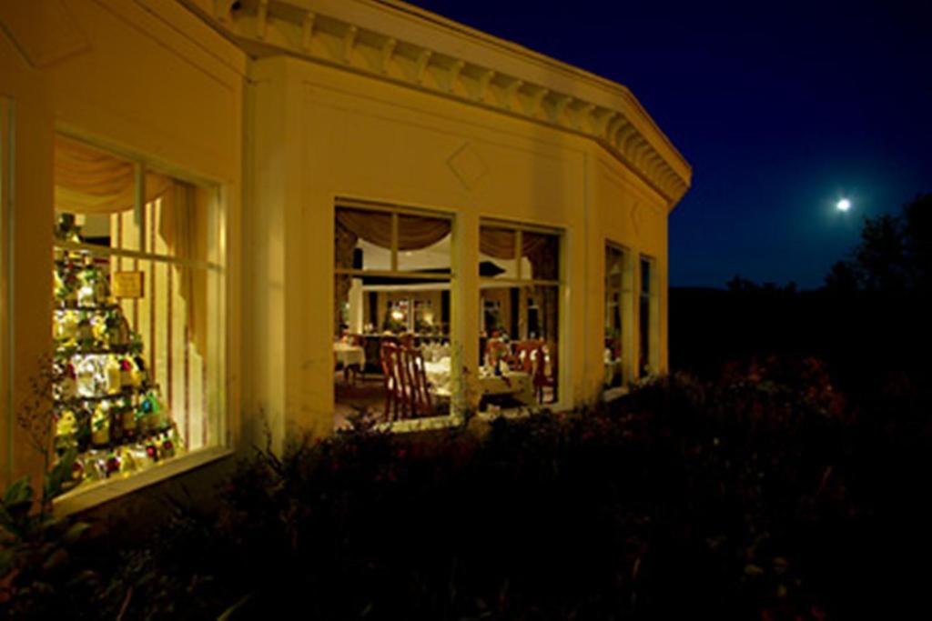 White Mountain Hotel and Resort photo