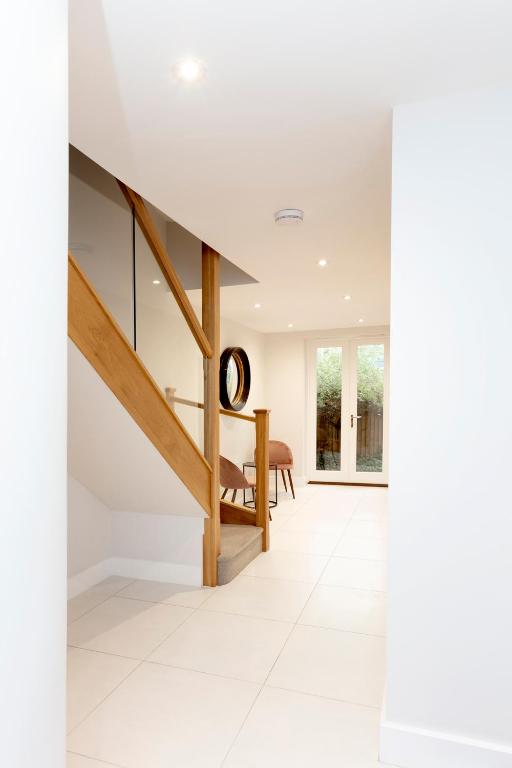 Stunning Central Windsor Town House With Parking 전경