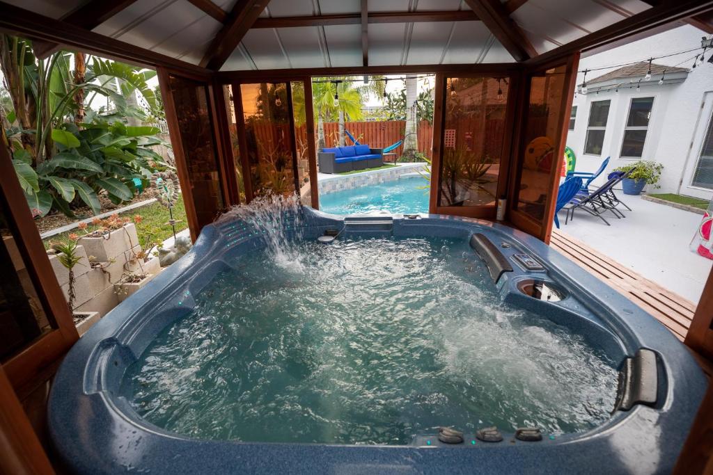 Urban Oasis withHot Tub HEATED POOL and Private Movie Theater home 전경