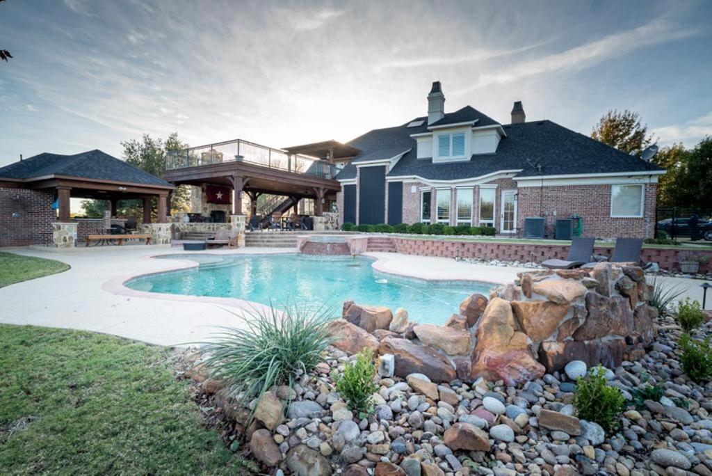 up to 35 OFF Luxury 5 Acre Private Estate on Lake Ray Roberts