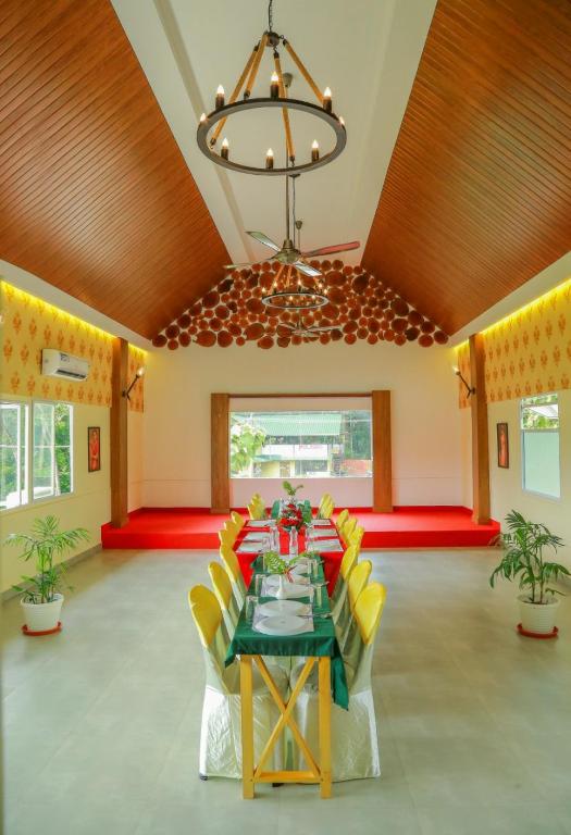 Athirappilly POLARIS - Riverside Pool Resort