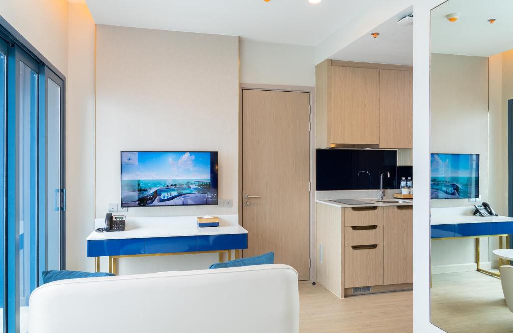 Shared lounge/TV area