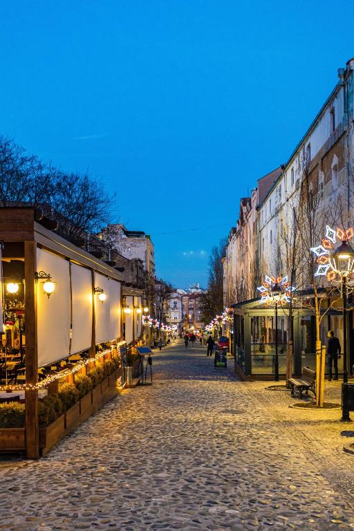 Traveling Actor — Hotel in Belgrade