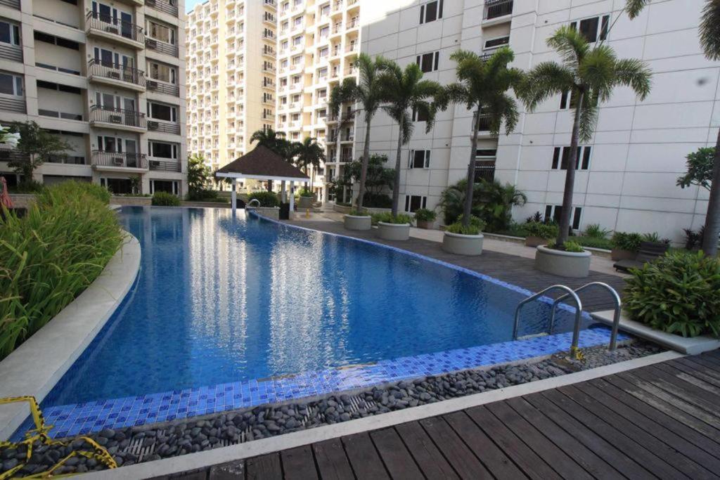 Swimming pool, Solemare Parksuites Condominium - Condo R Us in Manila