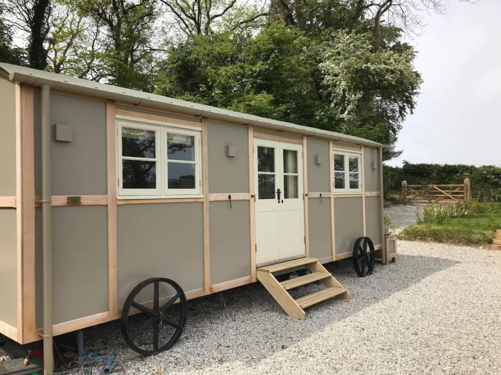 Stunning Shepherds Hut with Superb Views & Fire Pit near a Superb Gastro Pub, Lamerton
