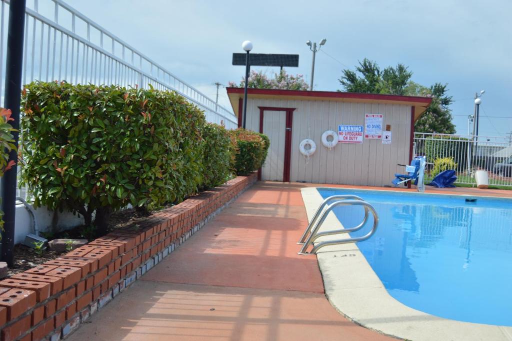 Americas Best Value Inn Tulsa at I-44 photo