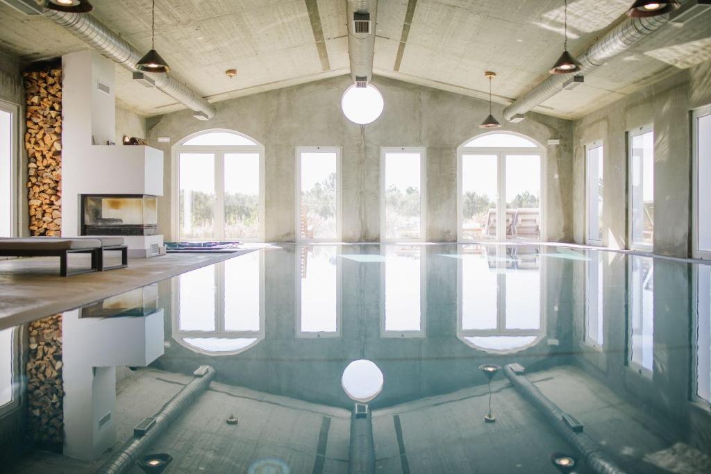 Craveiral Farmhouse by Belong Staying &amp; Feeling — Hotel in Praia Da Rocha