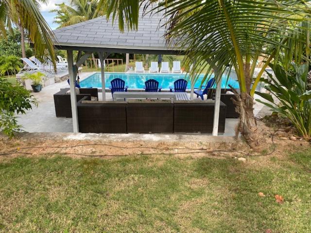 ザ サンセット コーブ アンド レインボー ルーム (The Sunset Cove And Rainbow Room)