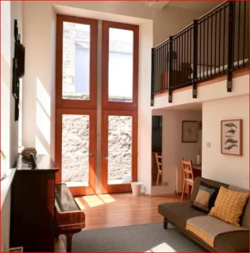 Central Mezzanine Apartment in Historic School, Edinburgh