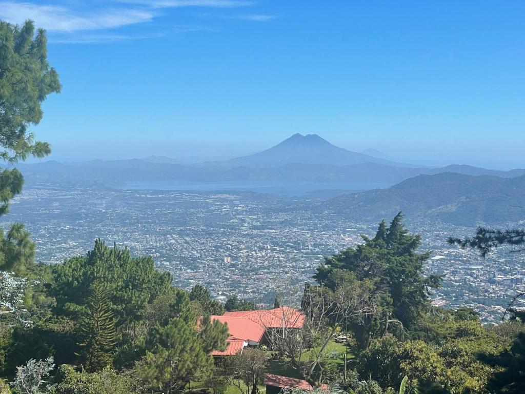 Casa Abuelos El Volcan — Hotel in San Salvador