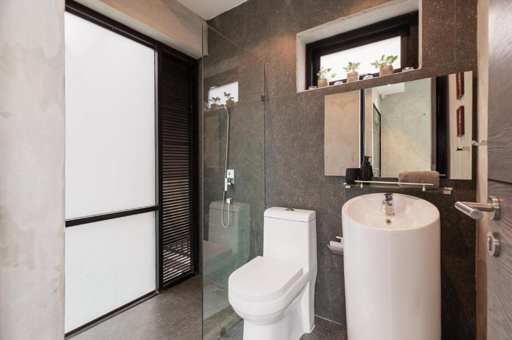 Modern 3BR Villa with Large Pool, Gym and Sauna photo