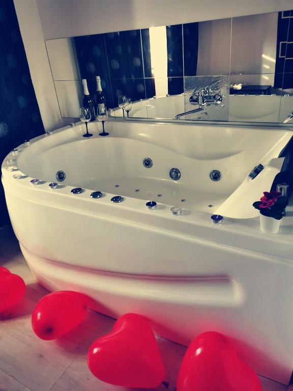 Iasi Jacuzzi Apartment H — Hotel in Iasi