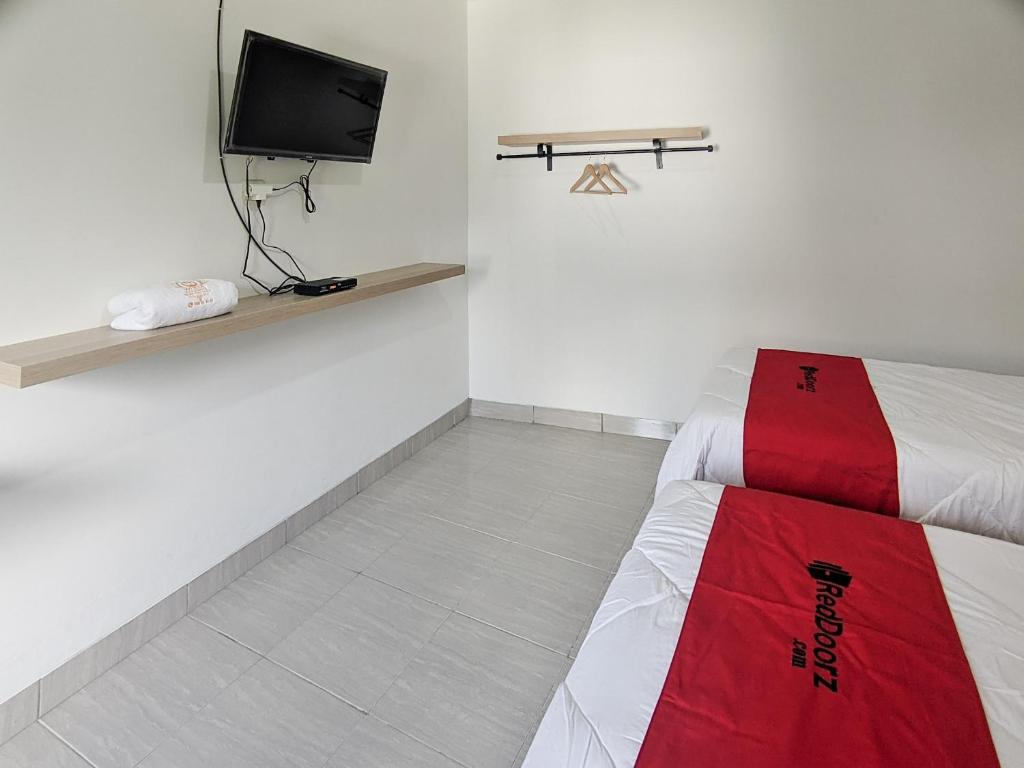 RedDoorz Syariah near Jalan Caman Raya Bekasi photo