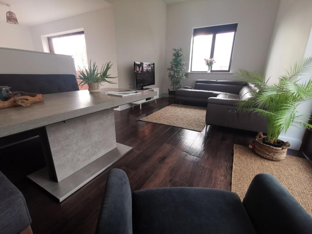 Tiger House Luxury Riverside Home 전경