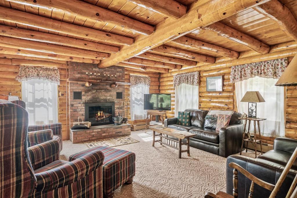 HOT TUB - Schroon River Log Home - Gore Mountain - Lake George — Hotel in Chestertown (NY)