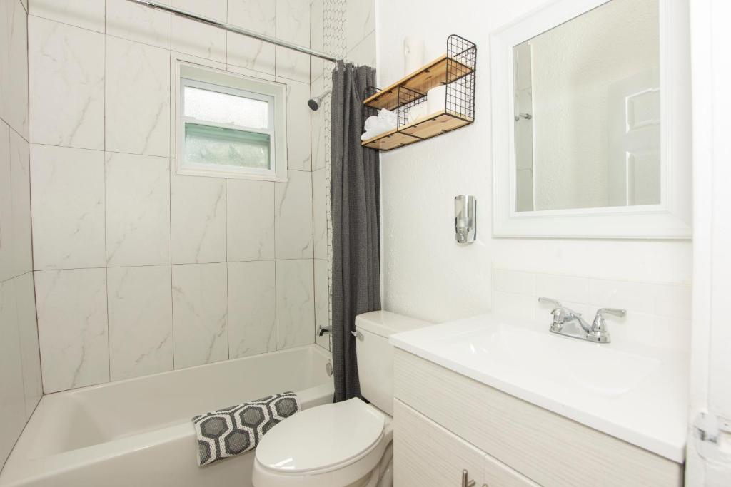 Modern Westshore Apartment photo