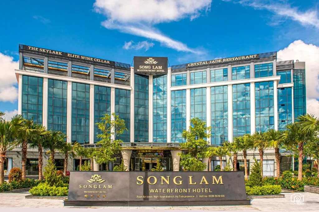 Songlam Waterfront Hotel - 藍江酒店, hotel in Ha Tinh