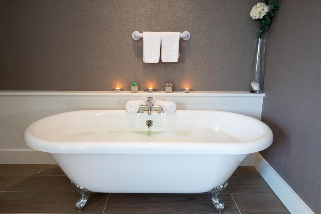 Bathroom, Ocean Sands Hotel & Spa in Inishcrone