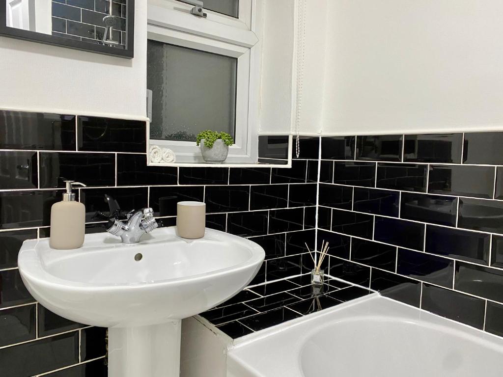 ✪ Spacious Luxury 2-bed w/ parking & garden photo