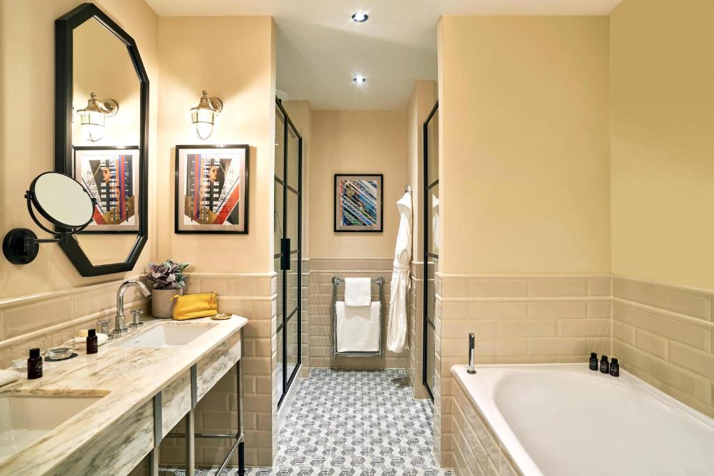 Grand Hotel Bathroom
