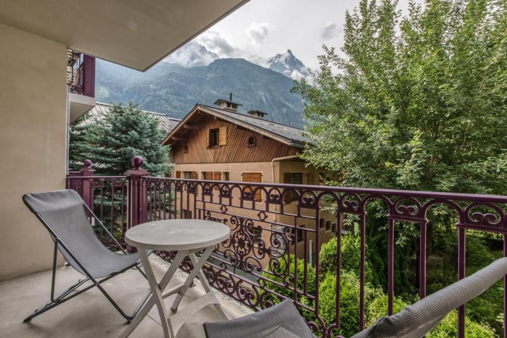 Villa Vallet- Newly renovated 2 bedroom nestled just off the main street - 3