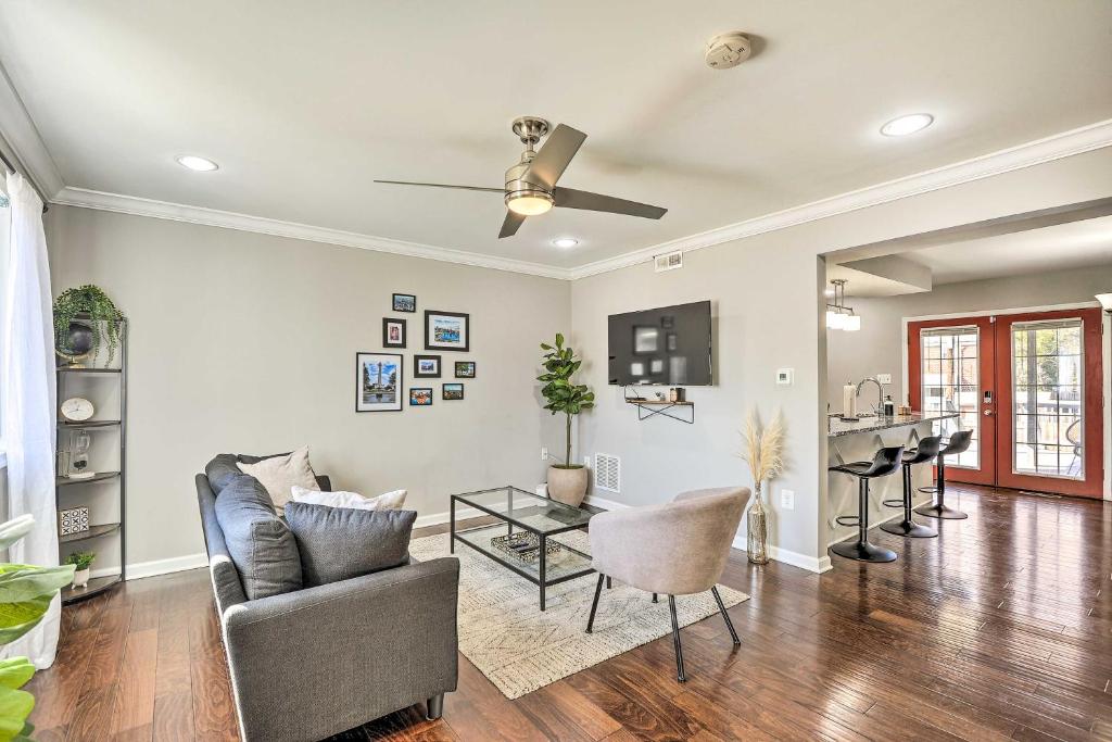 Chic Townhome with Deck 6 Mi to Dtwn Baltimore