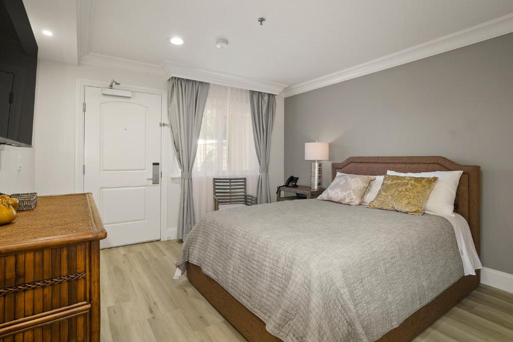 Hotel Huntington photo