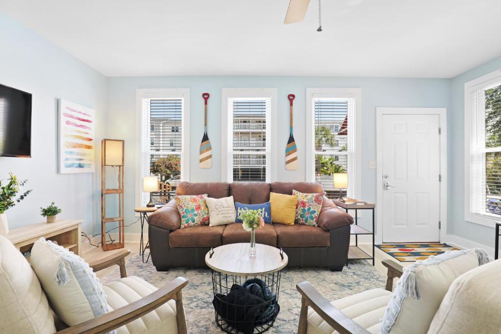 Salty Shack Unit A Dog Friendly Home Across from the Beach - Central Location, Folly Beach
