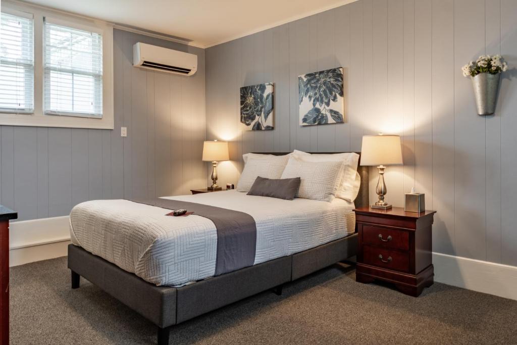 Homestead Inn photo