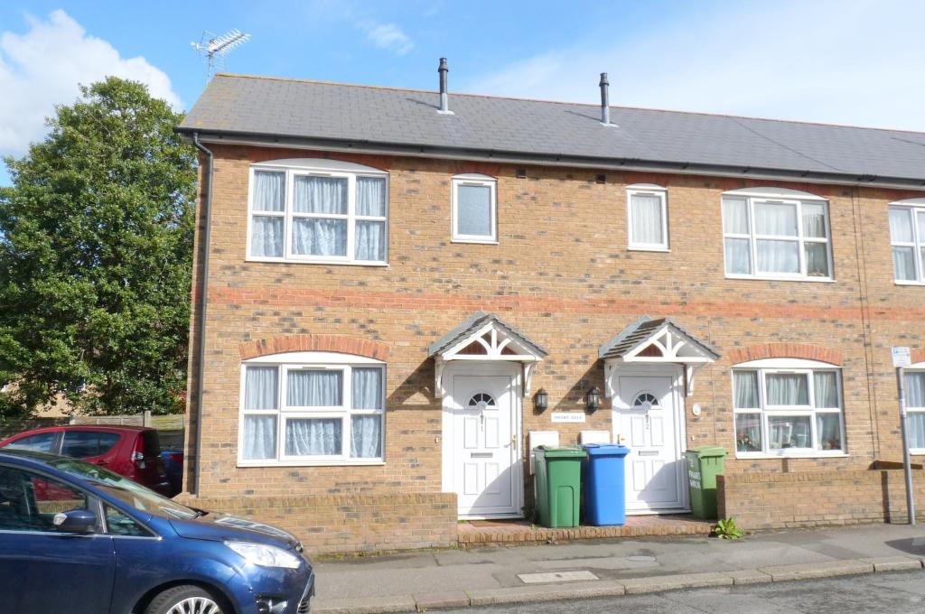 Friars Walk 2 with 2 bedrooms, 2 bathrooms, fast Wi-Fi and private parking, Sittingbourne