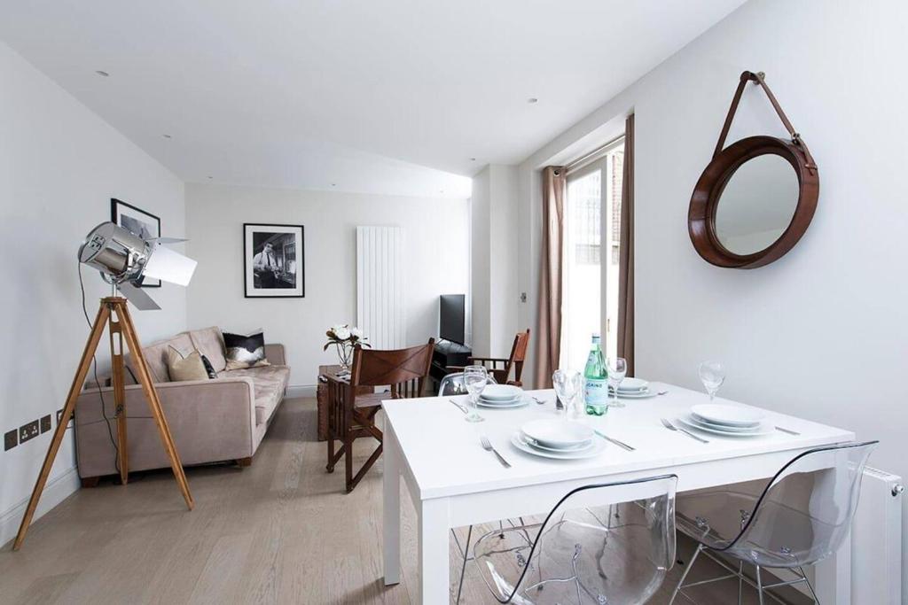 Beautiful 2BR flat with free parking in West London — Hotel in London