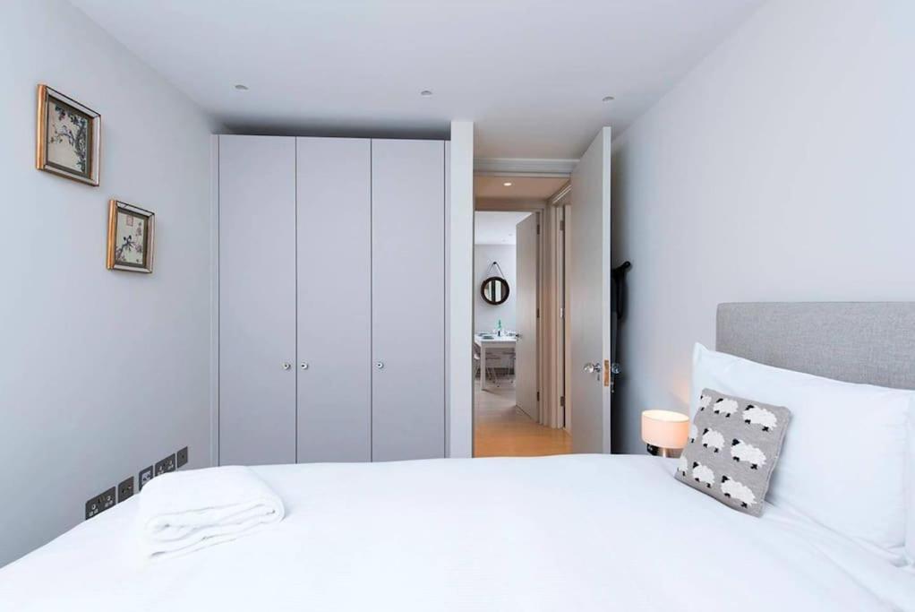 Beautiful 2BR flat with free parking in West London photo