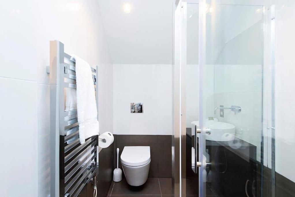 Beautiful 2BR flat with free parking in West London photo