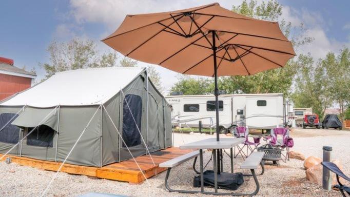 FunStays Glamping Setup Tent in RV Park #4 OK-T4 — Hotel in Moab (UT)