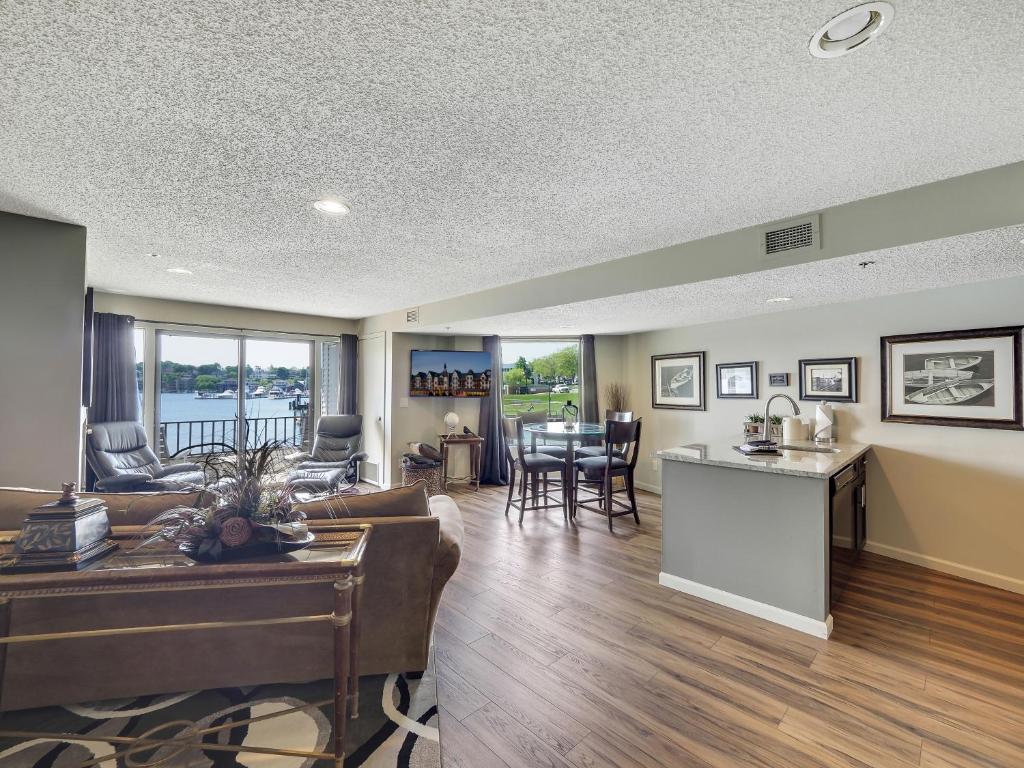 114 Edgewater Inn, Charlevoix