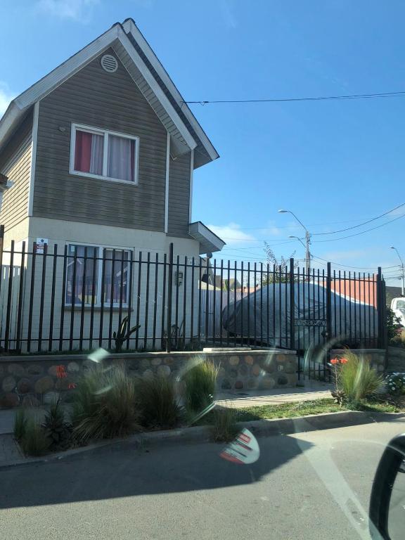 Comoda y amplia casa en sector residencial - 1