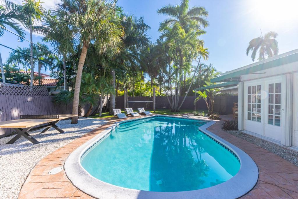 NEWLY RENOVATED POOL, HOT TUB, & EPIC BACKYARD, Fort Lauderdale