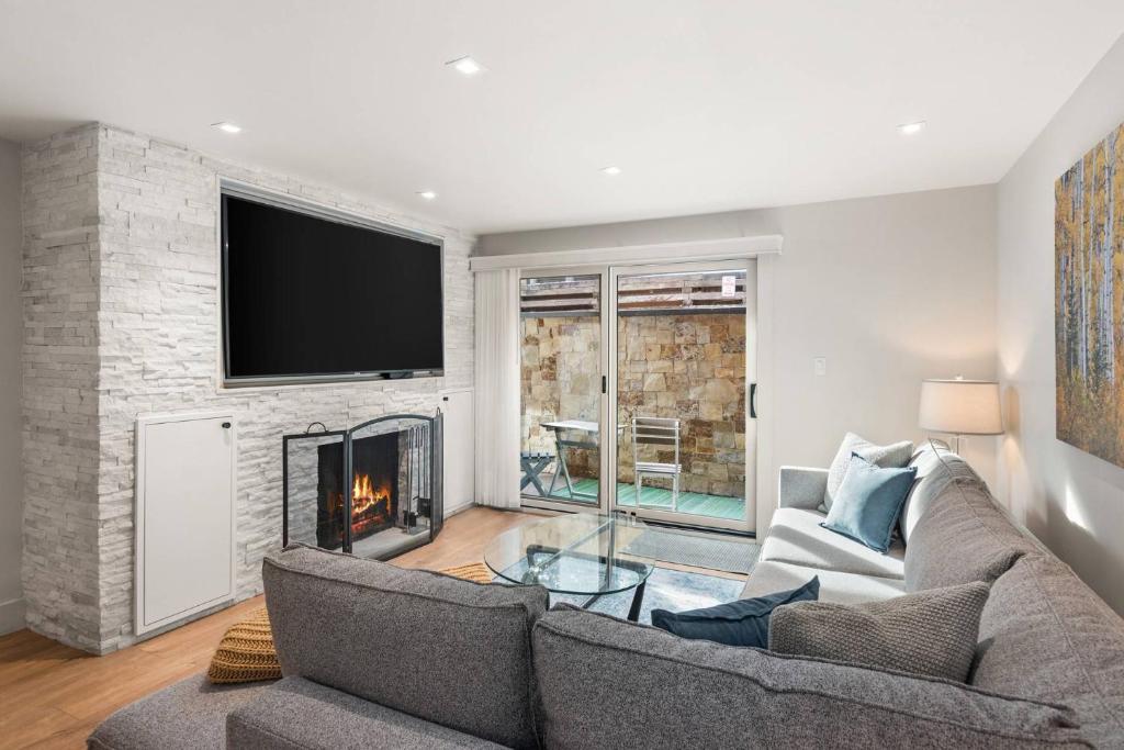 700 Monarch 104, Aspen