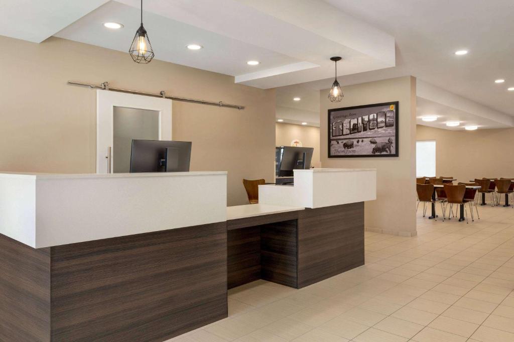 Super 8 by Wyndham Thompson フロント・ロビー