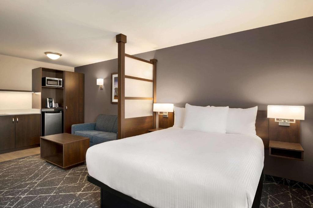 Microtel Inn & Suites by Wyndham Aurora photo