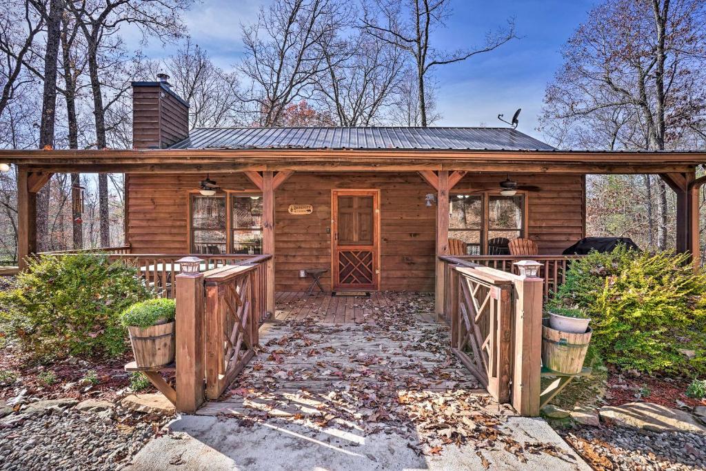 Serenity Cabin with Furnished Deck 전경