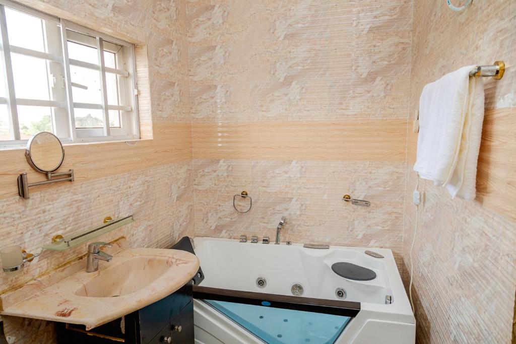 Akingston Residence photo