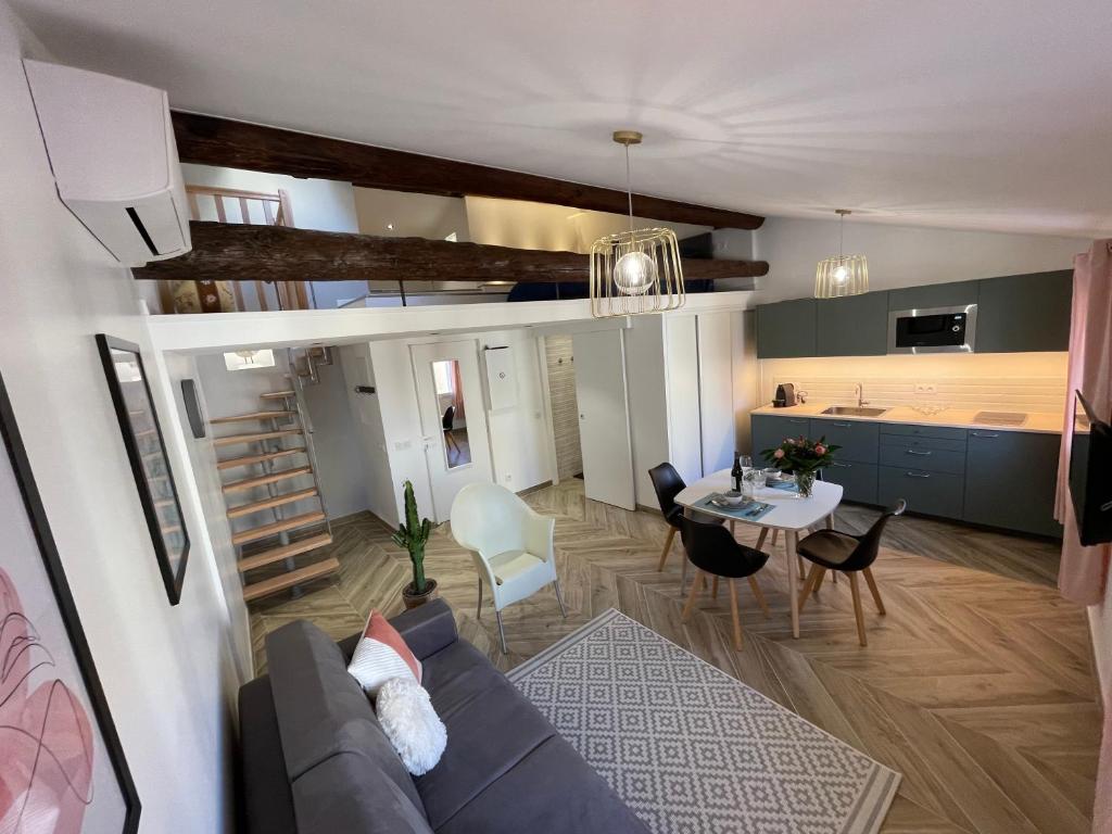 Nice Renting - MASSENA - LOFT - HEART of VIEIL ANTIBES - THE MARKET WITH SEA VIEW - 2