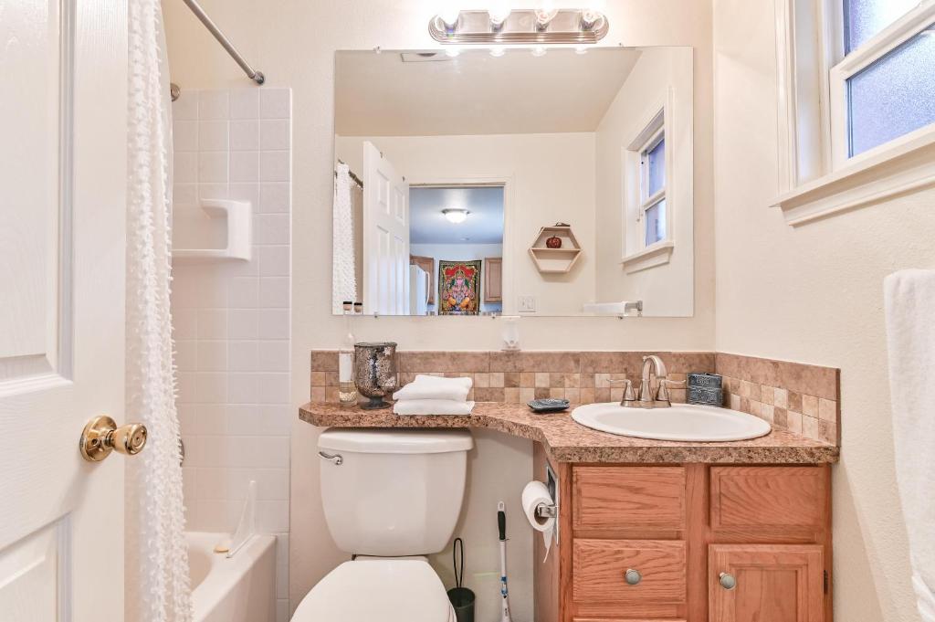 COZY 2 BDRM ENTIRE APT WITH AC Southend Tacoma photo