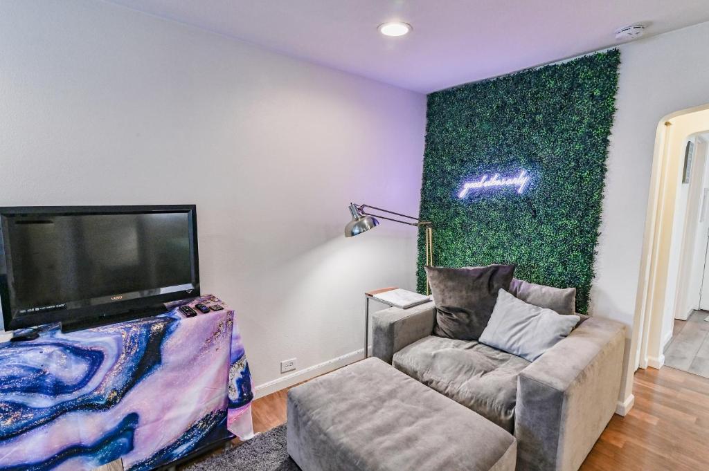 COZY 2 BDRM ENTIRE APT WITH AC Southend Tacoma — Hotel in Tacoma (WA)