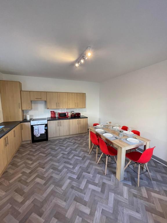 Modern 3 bed home, Sleeps 6, Free Netflix and WIFI