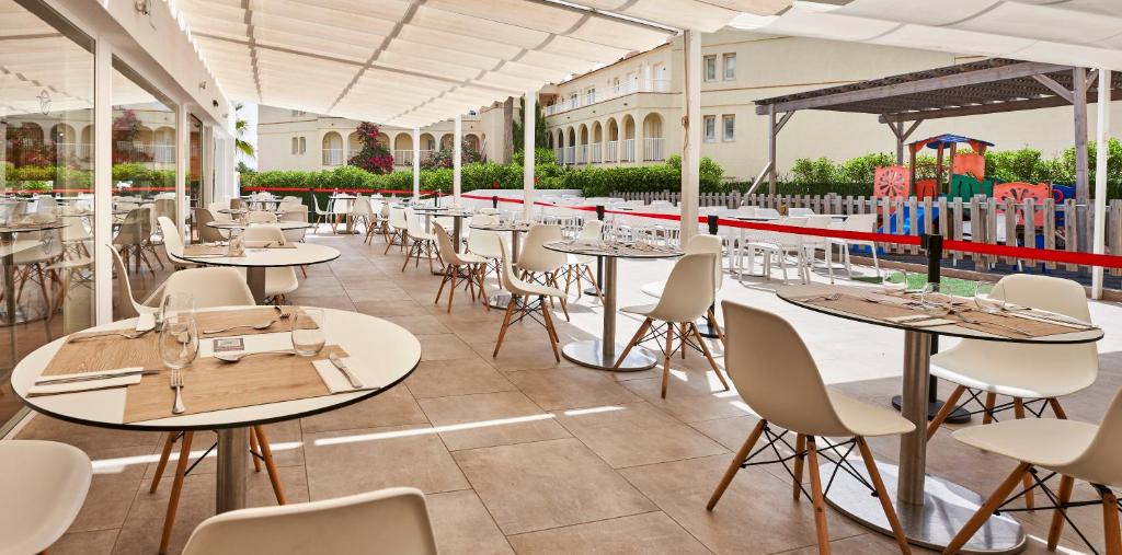 Globales Cala'n Bosch — Restaurant & bars in Cala'n Bosch, Balearic Islands