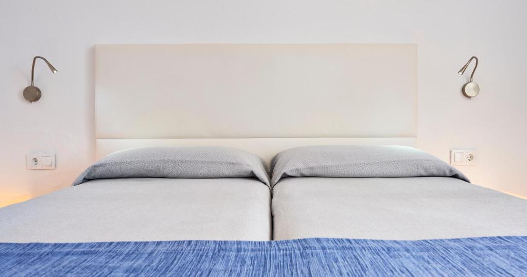 Globales Cala'n Bosch — Hotel rooms in Cala'n Bosch, Balearic Islands